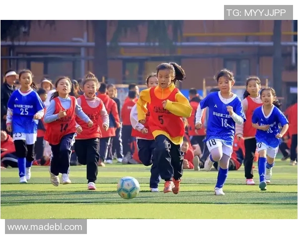 足球场上的魅力风采：性感球星大展运动魅力与完美身姿