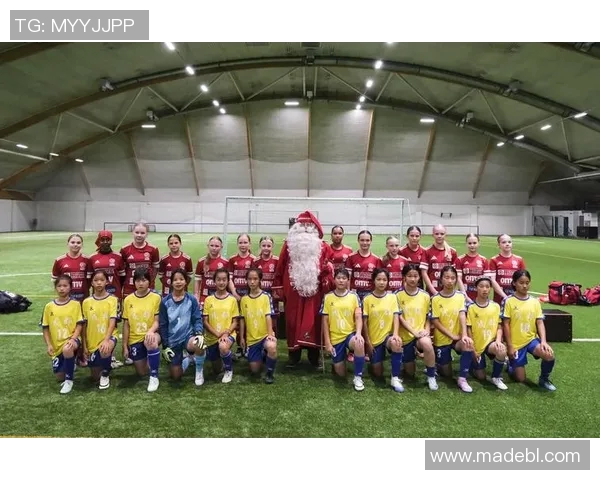 欧洲退役球星足球友谊赛精彩纷呈 展现传奇球员风采与体育精神 欧洲退役球星足球友谊赛精彩纷呈 展现传奇球员风采与体育精神