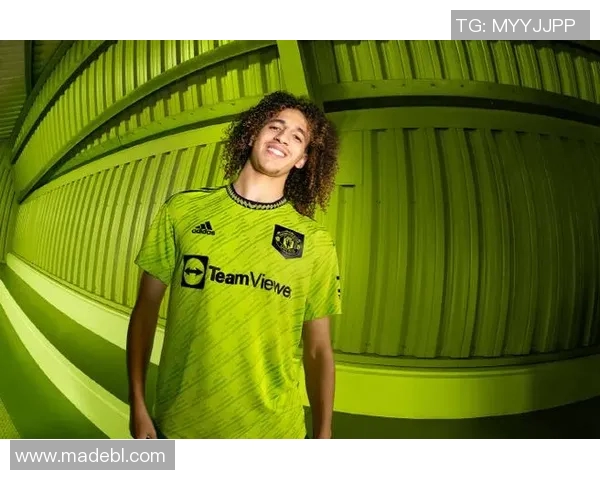 足球巨星的幕后故事：聚光灯下的荣耀与平凡生活交织的心路历程